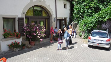 Die ersten Mitarbeiter und Kinder treffen ein
