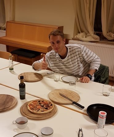 Pizzaessen im Gemeindehaus